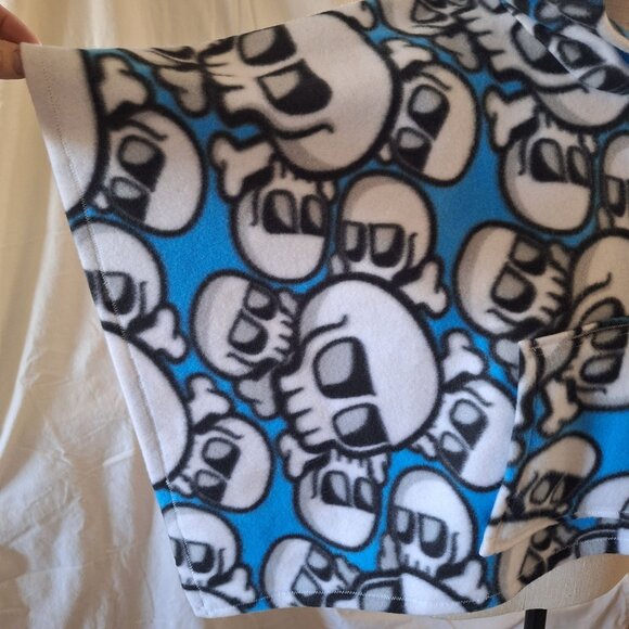 Handmade Kids Fleece Skull Poncho W Pocket & Hood Car Seat Blue Black White - Picture 7 of 15